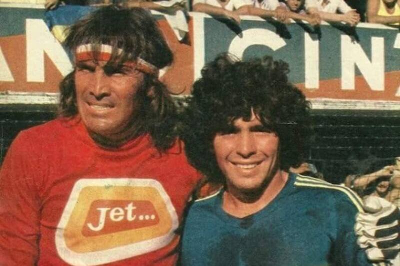 en una foto del recuerdo con Diego Armando Maradona.