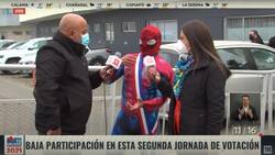 "Váyanse de aquí": El incómodo momento que vivió Canal 13 en pleno despacho con "Sensual Spiderman"