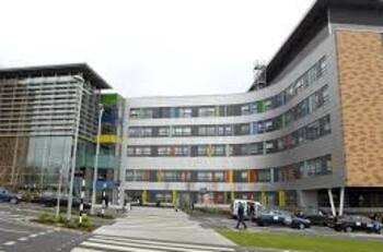 Negacionista del COVID-19 fue vetada de hospitales en Reino Unido por "comportamientos irracionales"