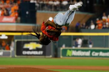 Simone Biles deslumbra con espectacular pirueta en partido de Béisbol