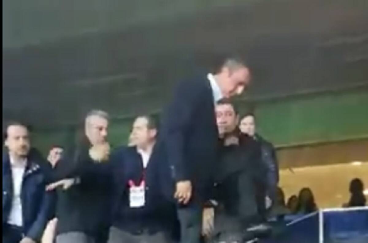 Presidente del Fenerbahce saltó del palco para trenzarse a golpes con un grupo de hinchas