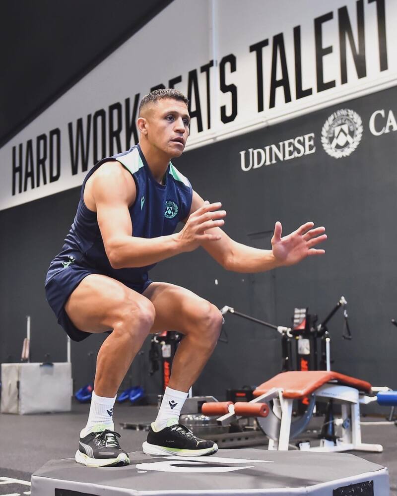 Alexis Sánchez se entrenó con alta intensidad para poder debutar en Udinese y en Italia creen que esa pudo ser una de las razones de su lesión.