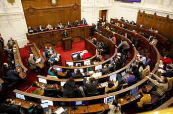 ¿Nueva Constitución sin Convención? Senadores RN descartan elección de constituyentes y exigen comisión de expertos