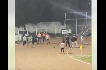 VIDEO | Con patada voladora incluida: La brutal pelea que se vivió en la Tercera División A