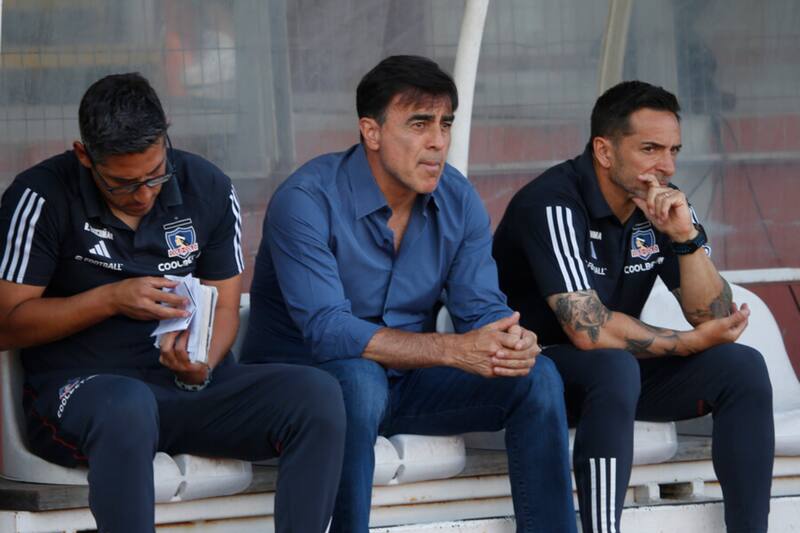 Quinteros con sus asistentes durante el partido entre Colo Colo y Curicó Unido (Foto: Photosport)