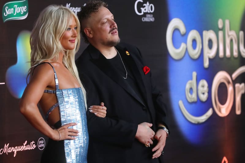 La artista estuvo acompañada por Tomás Leiva del podcast Tomás Va A Morir en la alfombra roja de los Copihue de Oro.