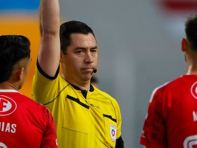 Segunda polémica en partido de la U: juez no cobró penal a favor de Unión La Calera tras revisión del VAR