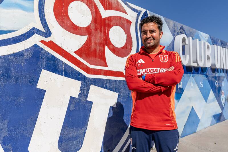 El director técnico que llegó este año al primer equipo de Universidad de Chile Femenino, posee un Máster en Fútbol de Alto Rendimiento, otorgado por MBP, Barcelona, y una especialización en Scouting y Análisis del Juego. El DT tuvo una conversación en exclusiva con En Cancha. Foto: Felipe Escobedo/En Cancha.