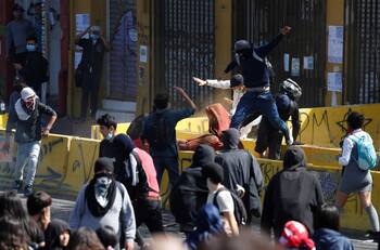 VIDEO | Vendedores ambulantes agredieron con armas de fuego y palos a estudiantes en manifestaciones