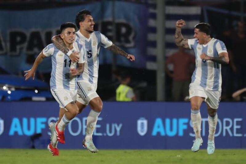 La Albiceleste se impuso al equipo dirigido por Marcelo Bielsa y se mantiene más líder que nunca de las Clasificatorias. Foto: EFE.