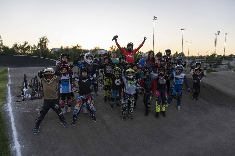 El rider compartiendo con los niños.