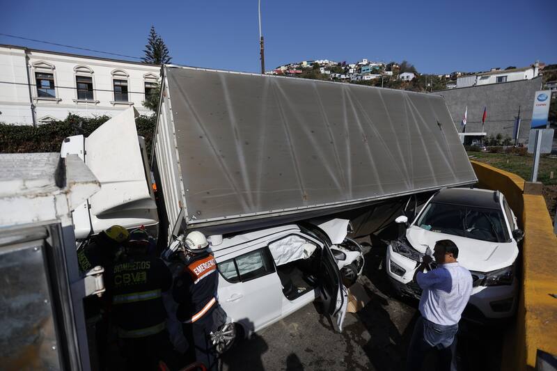 Un camión volcado deja a 11 personas lesionadas. Créditos: ATON.