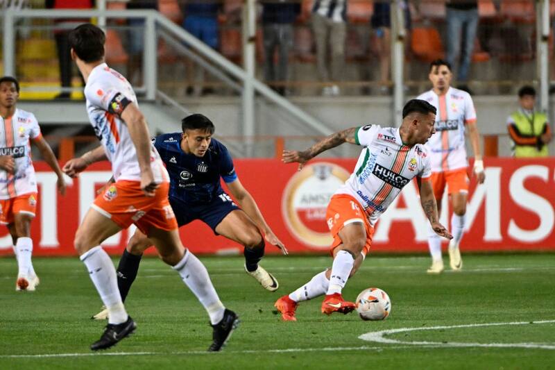 En el partido correspondiente a la primera rueda, Talleres derrotó por 2-0 a Cobresal en Calama. Foto: Agencia Aton.