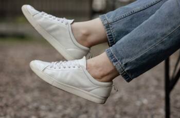 Solo se necesitan tres ingredientes: Este truco te ayudará a desmanchar tus zapatos blancos