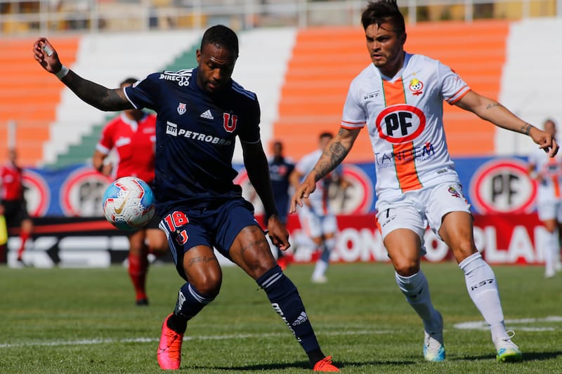 El defensor enfrentando a la U, su exequipo. Foto: Agencia Aton.