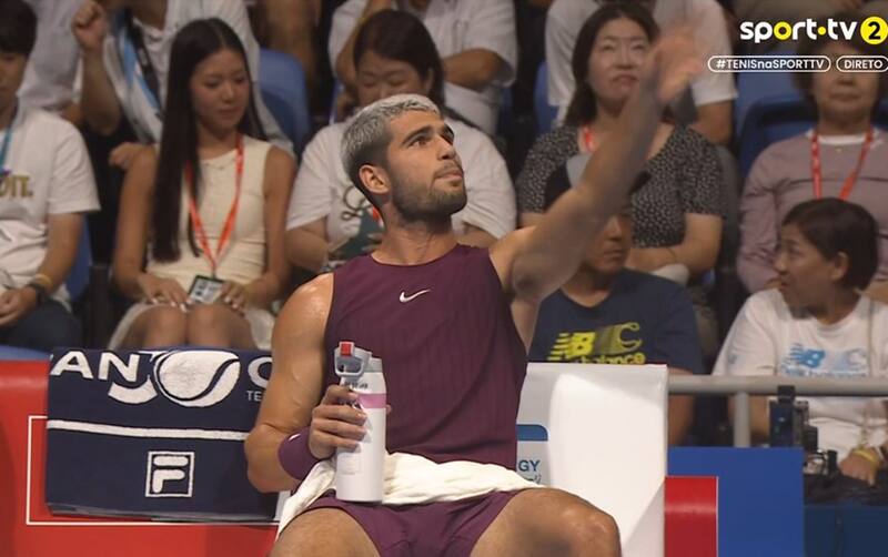 El número uno del mundo tuvo un fuerte altercado con el juez de silla en la final del ATP 500 de Tokio. Foto: Captura