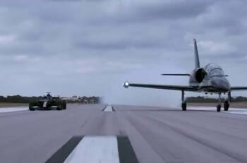 VIDEO | A lo "Top Gun": Lewis Hamilton compitió con un avión antes del Gran Premio de Estados Unidos