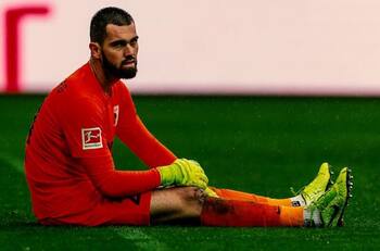 Portero del Augsburg realizó un grosero error en la derrota de su equipo en la Bundesliga