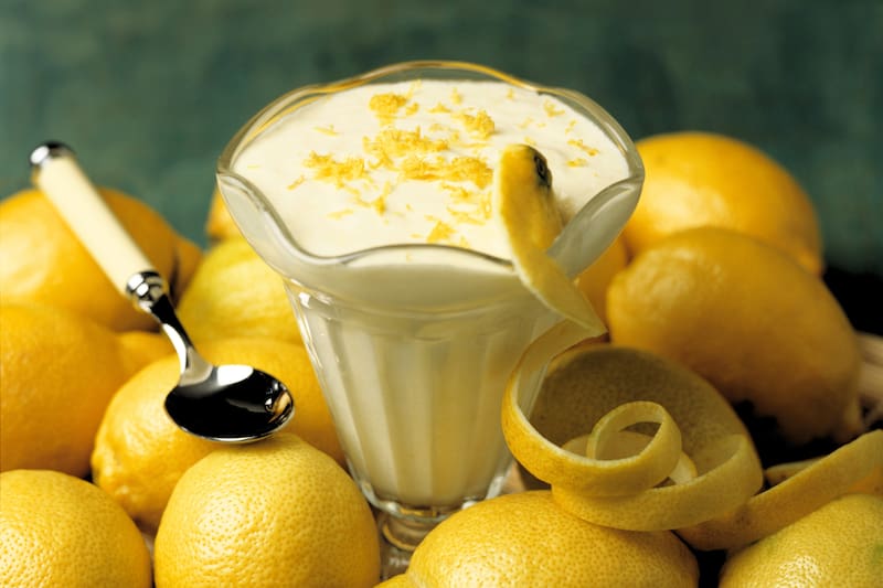 Endulza tus fiestas con la frescura del mousse de limón.