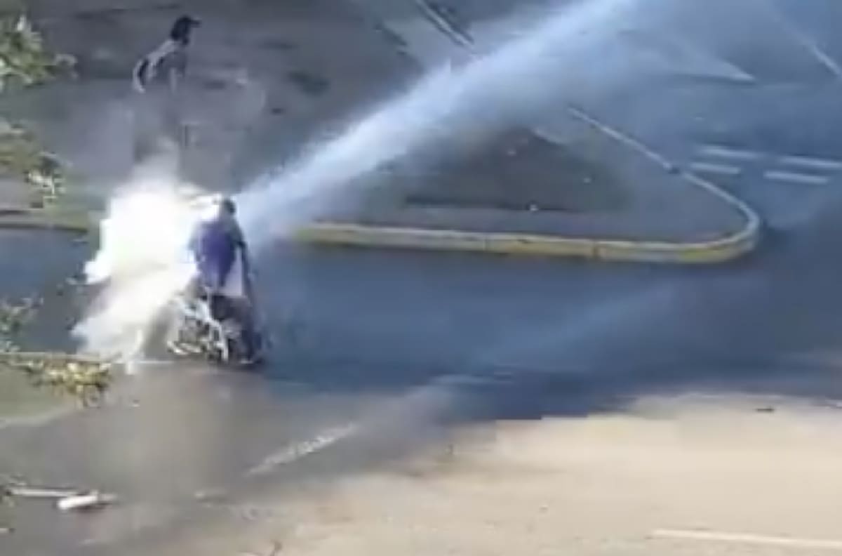 Persona en silla de ruedas fue impactada por chorro de carro lanzaagua de Carabineros