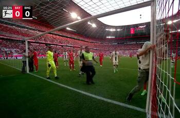 VIDEO | ¿Qué pretendían? Dos personas entraron a esposarse al arco en partido del Bayern Múnich