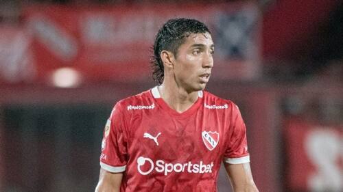 El chileno asoma desde la partida en Independiente de Avellaneda.