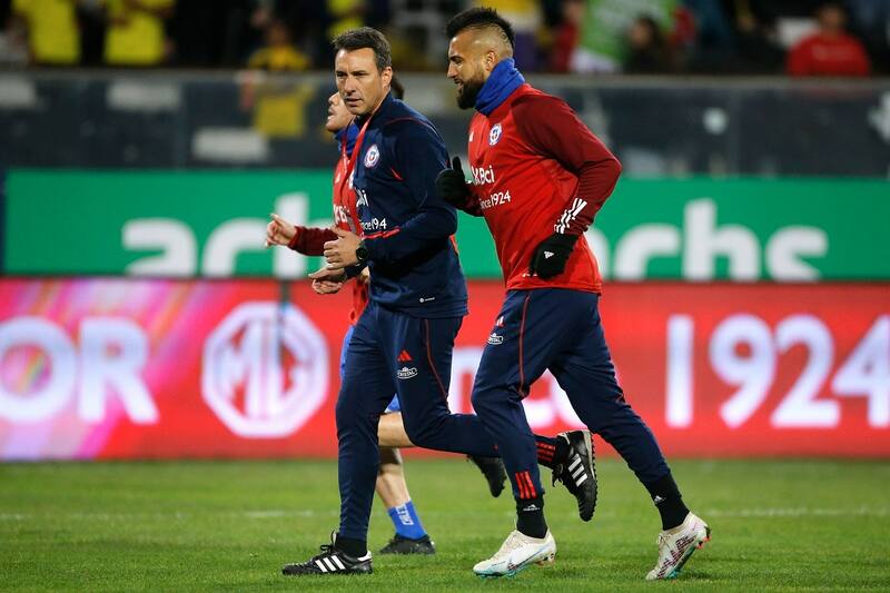 haciendo el trabajo previo en el Monumental (Foto: Carlos Parra | Comunicaciones FFCh.)