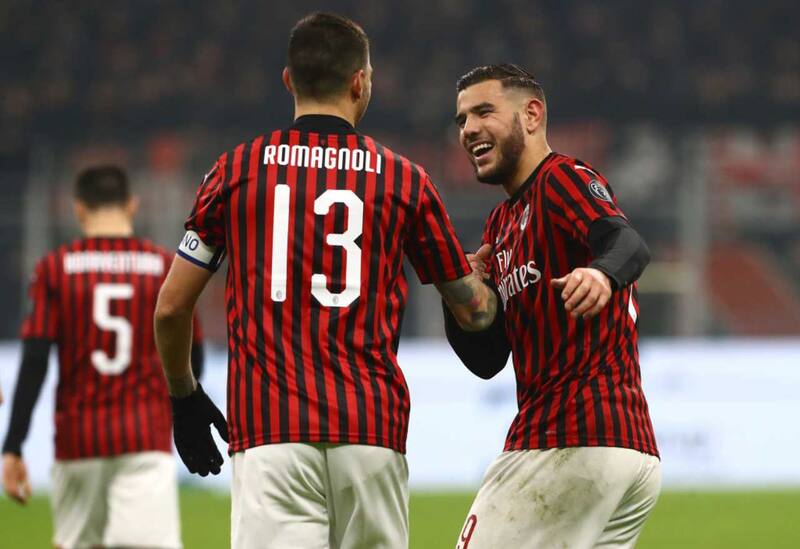 celebran un gol del Milan.