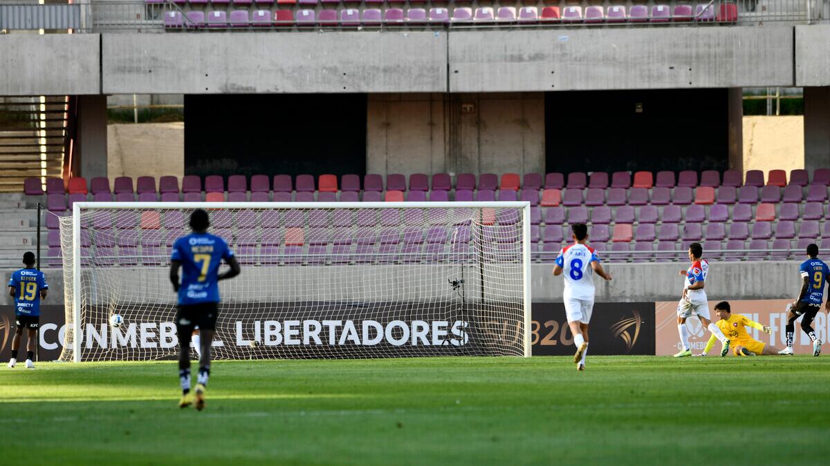 El jugador de Independiente del Valle Youri Ochoa, marca su gol contra Cerro Porteño durante el partido del grupo B de la Copa Libertadores sub20 disputado en el estadio La Portada en La Serena, Chile.