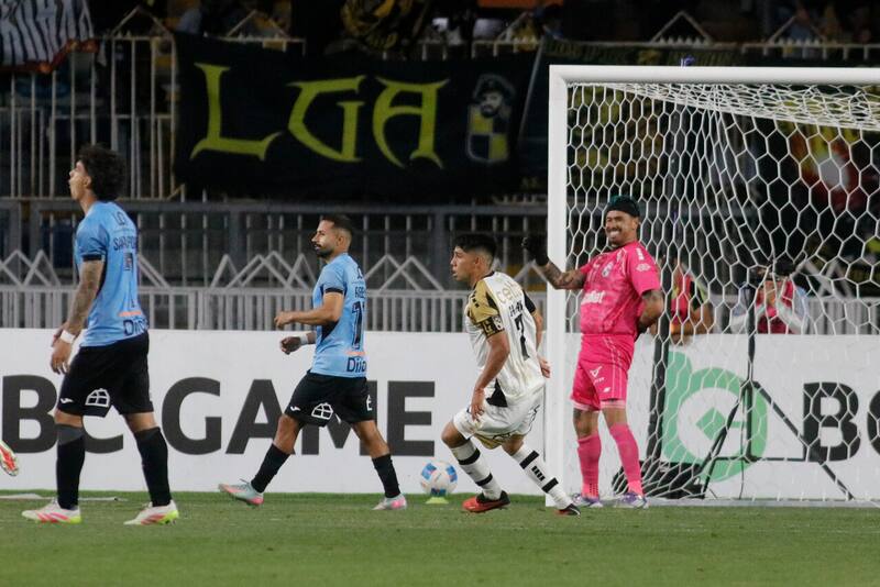 El arquero le tapó el penal a Bryan Rabello. Foto: Photosport