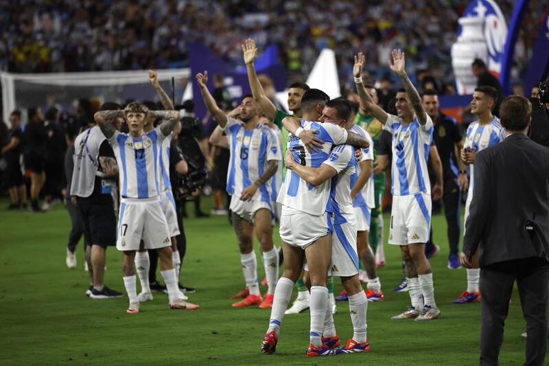 Miami Gardens (United States), 15/07/2024.- Argentina's players celebrate winning the CONMEBOL Copa America 2024 final against Colombia, in Miami Gardens, Florida, USA, 14 July 2024. Argentina won 1-0 after a goal by Lautaro Martinez in extra time. EFE/EPA/CJ GUNTHER