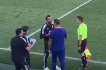 VIDEO | Fernando Torres y Arbeloa se pelean en el derbi juvenil entre Atlético y Real Madrid y dejan un pésimo ejemplo