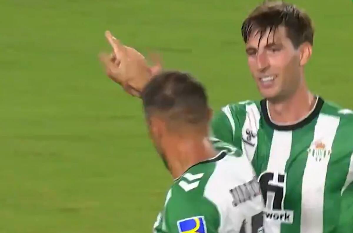 VIDEO| No solo sabe bailar: Joaquín se despachó un golazo desde fuera del área para el Betis en la Europa League