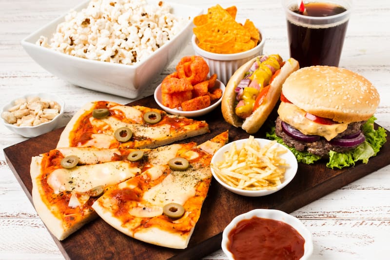 Según la OMS, una de las principales causas de la obesidad es el desequilibrio entre la ingesta calórica (alimentación) y el gasto calórico (actividad física).