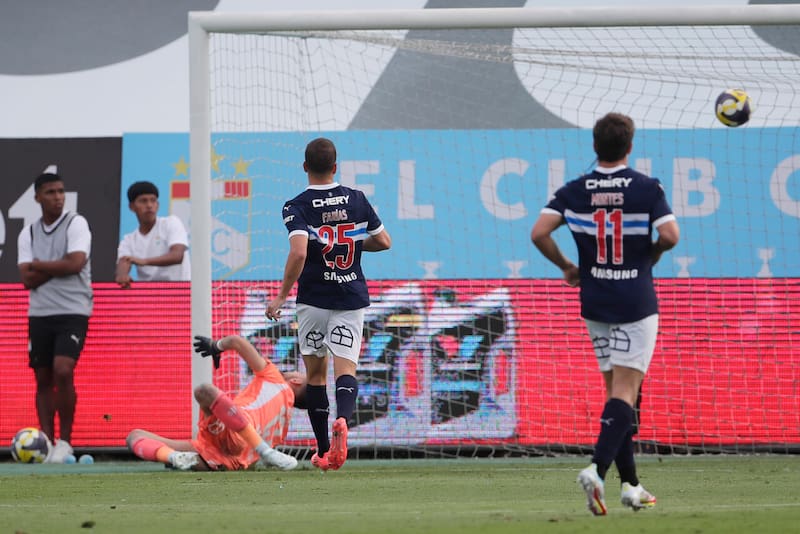 Hinchas de la UC criticaron a este jugador tras la caída ante Sporting Cristal en Perú. Foto: Aton.
