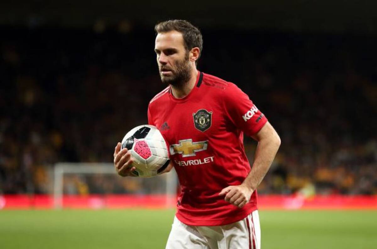 Juan Mata definió con sutileza ante el achique del portero del Wolves en la FA Cup