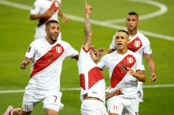 Fue campeón en Chile, está sin club y lesionado, pero DT de Perú lo quiere llevar como sea a Copa América