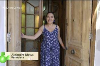 Con el cartel del "No" a la dictadura de Pinochet y libros pirateados: Alejandra Matus mostró su gran casa en "La Divina Comida"