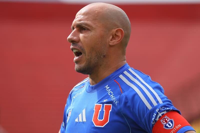 Marcelo Diaz durante el partido de la Supercopa 2025 contra Colo Colo.