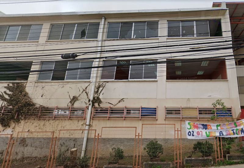El clausurado colegio presenta serias fallas estructurales. Foto: Google Maps.