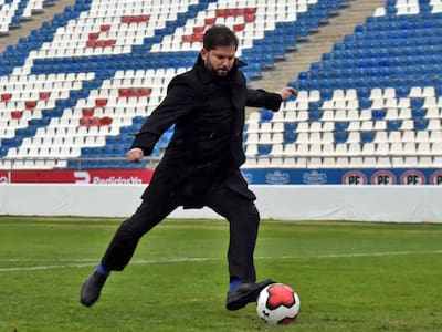 El Presidente Boric amenaza con suspender el fútbol, pero a los dos hinchas de Colo Colo no los mataron los clubes ni la ANFP