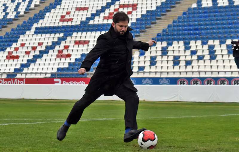 El Mandatario incorporó al fútbol chileno en su Cuenta Pública. Claro que lo hizo para amenazar a clubes y Federación. Foto: Cruzados