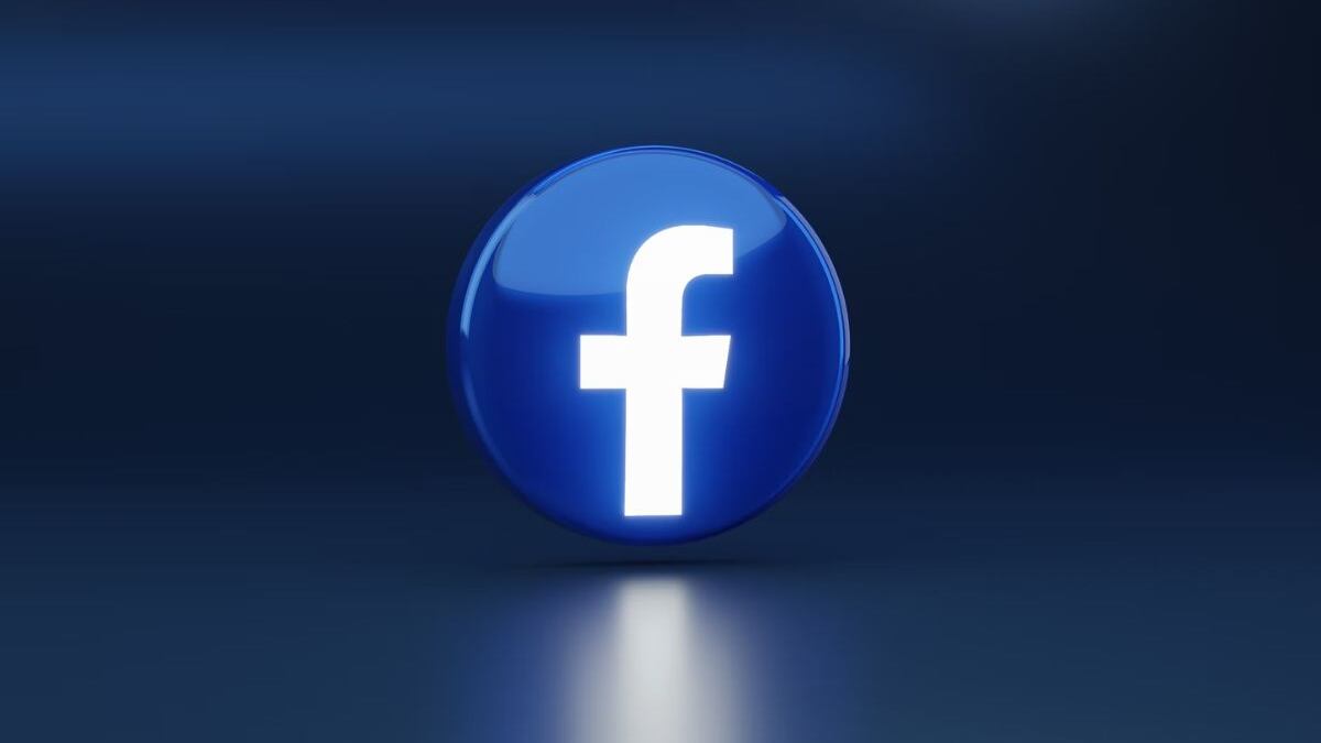 Logo 3D de Facebook en un fondo azul oscuro.