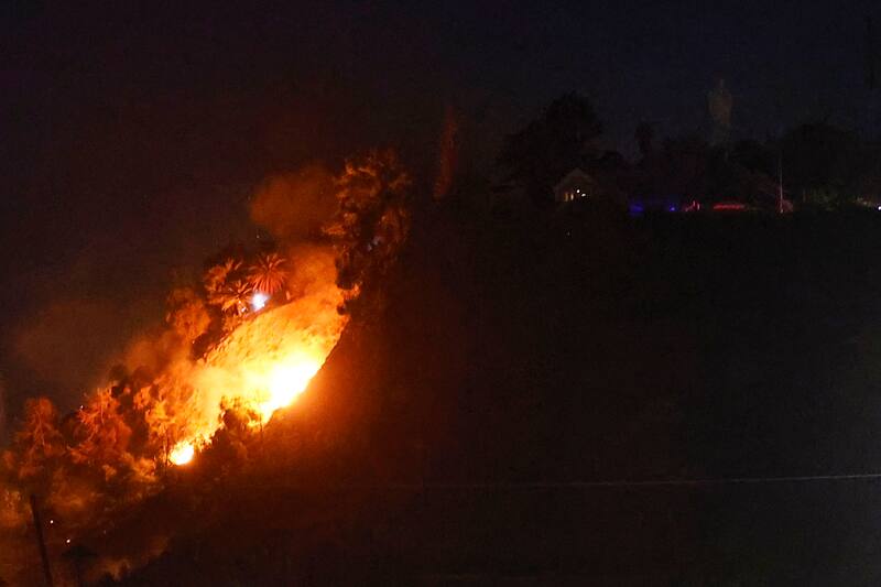 Incendio forestal en una de las laderas del cerro San Cristóbal
Dragomir Yankovic/Aton Chile