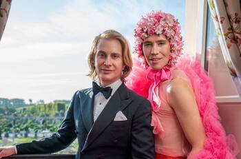 “Combinación entre Luis XIV y María Antonieta”: Di Mondo festejó su cumpleaños en Palacio de Versalles con un traje de 7 metros