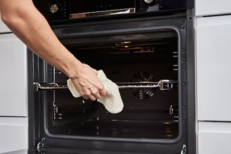 Son prácticas que se repiten entre las personas al momento de limpiar sus hornos eléctricos.
Créditos: Freepik.