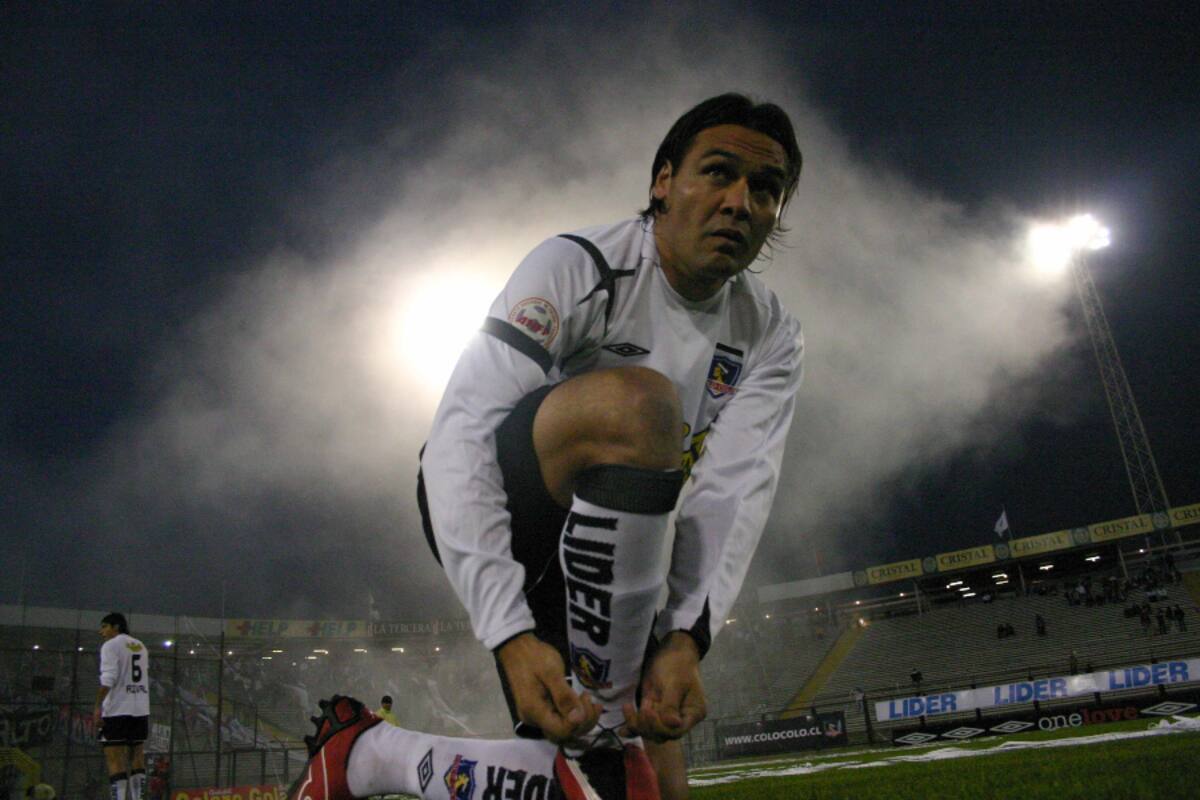 FUTBOL, COLO COLO/U. ESPANOLA
PARTIDO CAMPEONATO APERTURA 2006.
PLAY OFF
CELSO AYALA, ANUDA LOS CORDONES DE SU ZAPATO.
17/6/2006
SANTIAGO, CHILE
CLAUDIO DIAZ/PHOTOSPORT