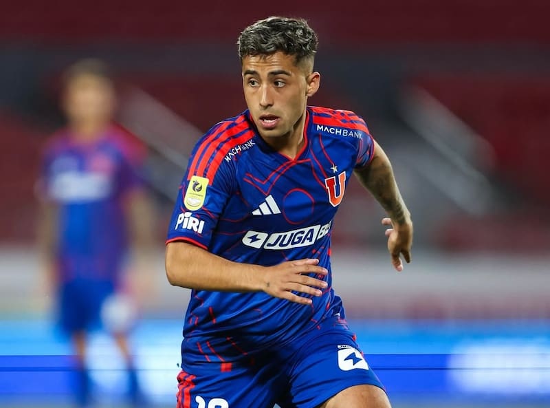 El volante no estará para el Superclásico contra Colo Colo por un esguince. Foto: @udechileoficial.