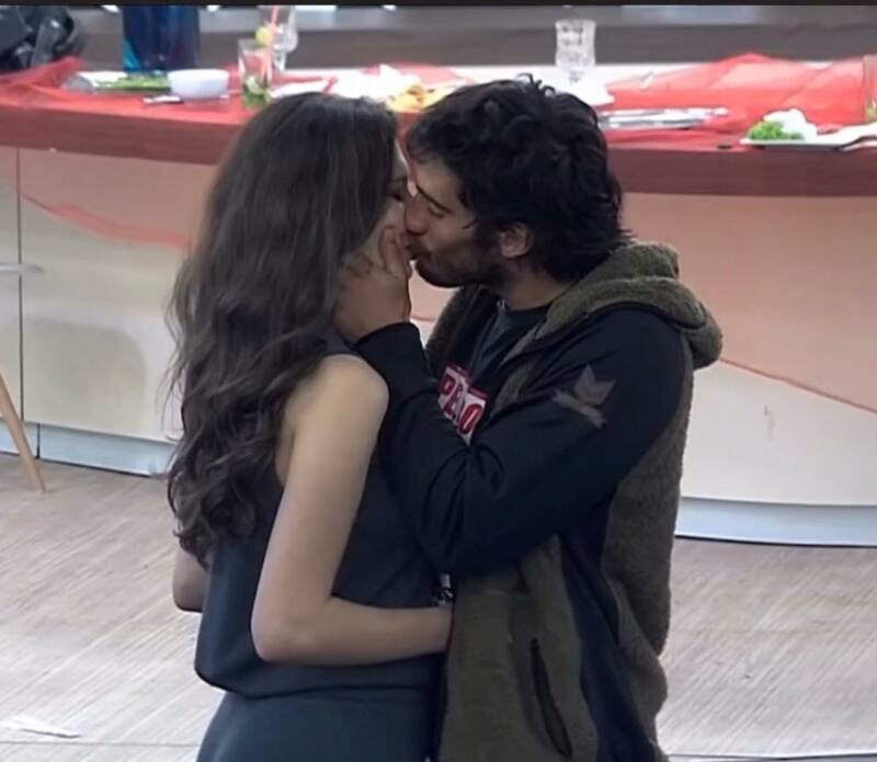 Michelle Carvalho y Pedro Astorga se besaron en "Pareja Perfecta"