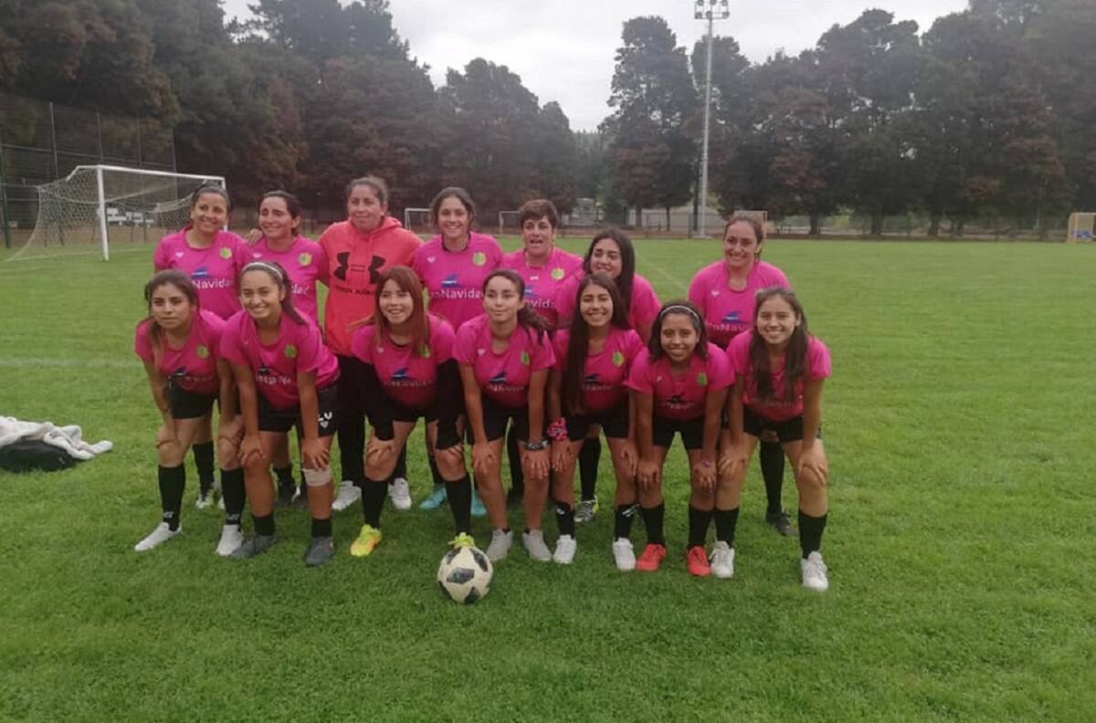 "Sin justicia no hay fútbol": jugadora que dejó su club por visita de Kast recibió emotivo regalo